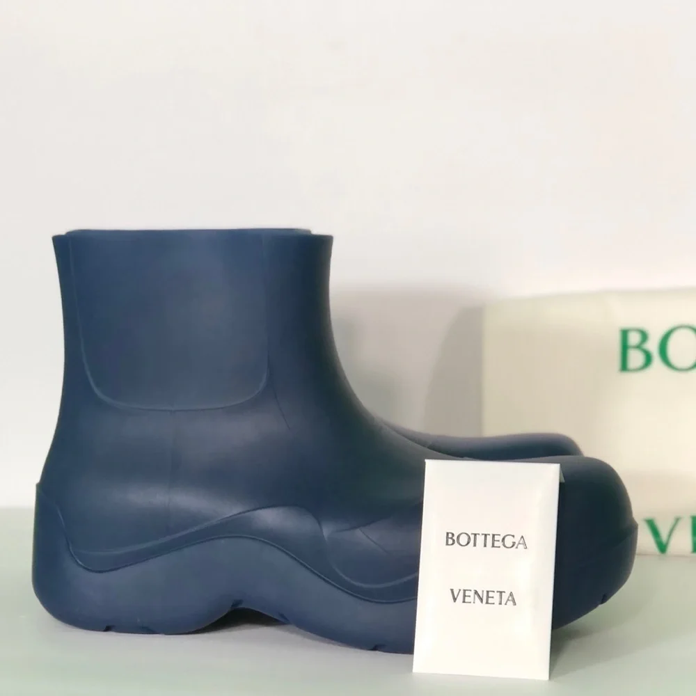 BOTTEGA VENETA Men’s Blue Rubber Puddle Ankle Rain Boots Size 42 US Size 9 NWT